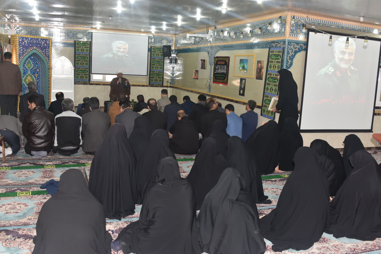 ۹۸/۱۰/۱۴ - مراسم بزرگداشت شهید سلیمانی و همراهانش با حضور جمعی از اساتید، کارکنان و دانشجویان دانشگاه برگزار شد.