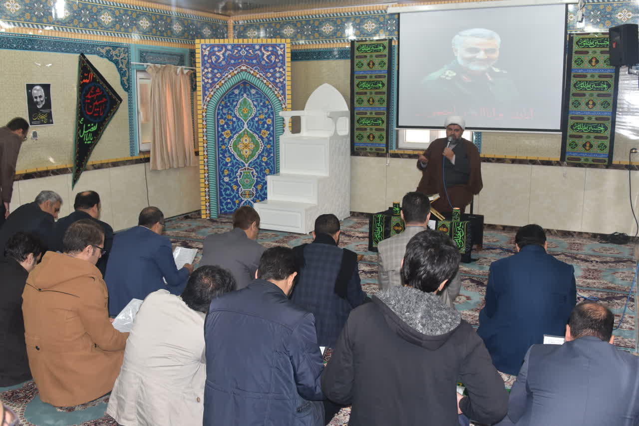 ۹۸/۱۰/۱۴ - مراسم بزرگداشت شهید سلیمانی و همراهانش با حضور جمعی از اساتید، کارکنان و دانشجویان دانشگاه برگزار شد.