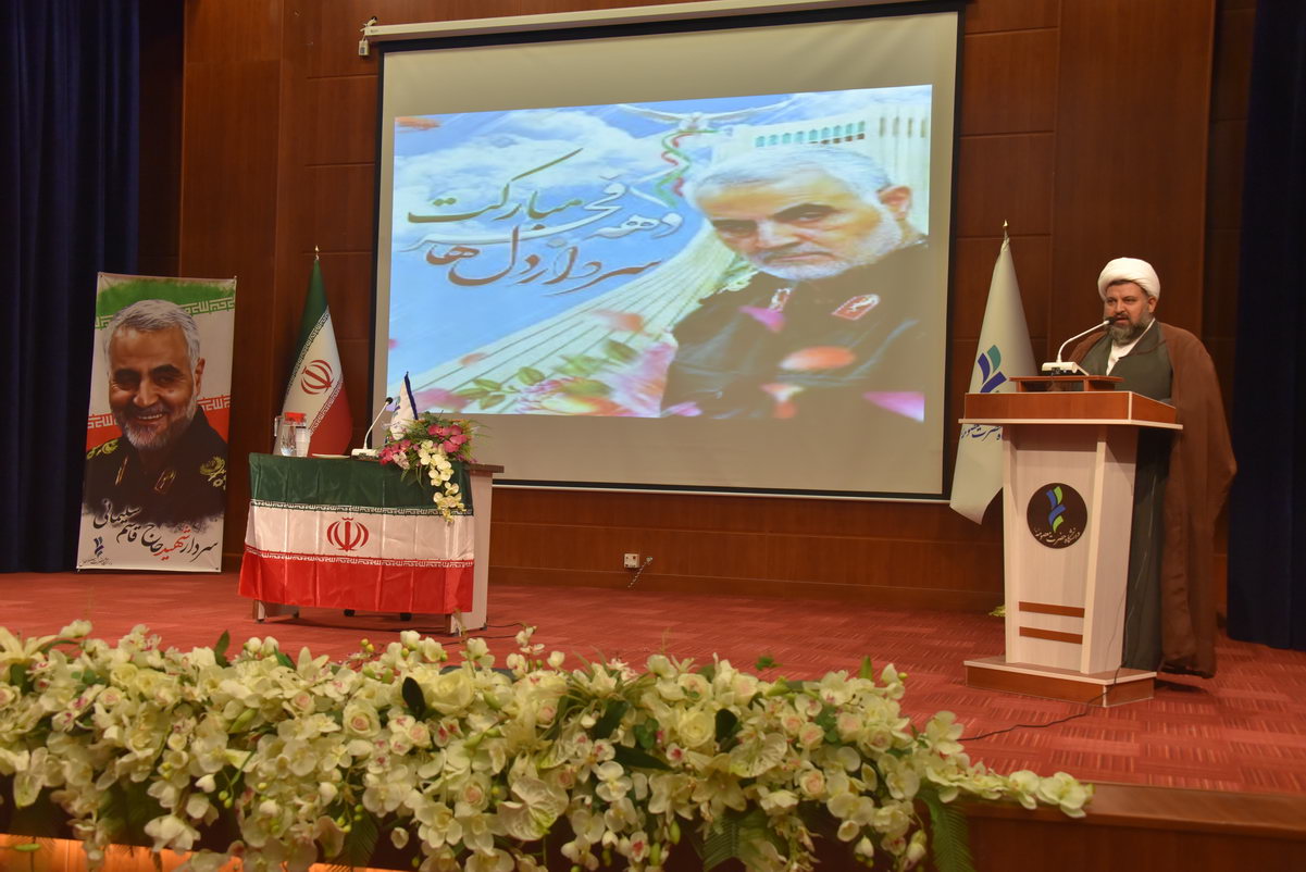 98/11/21- کارکنان دانشگاه حضرت معصومه (س) دهه فجر انقلاب اسلامی را گرامی داشتند.